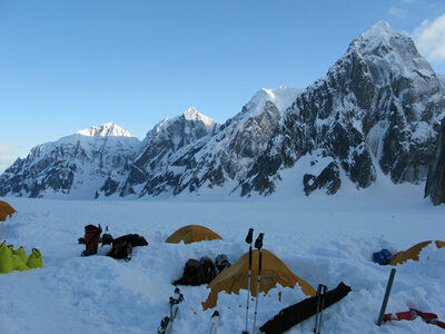 Bradley,-Wake,-Johnson-et-Church depuis camp base ruth glacier