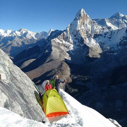 Bivouac à 5900m au Népal en 2021 pour l'acclimatation. Bivouac à 5900m au Népal en 2021 pour l'acclimatation.