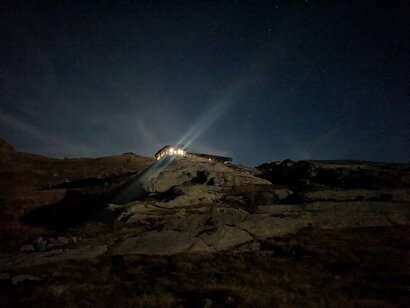 Le refuge des Evettes à la tombée de la nuit Le refuge des Evettes à la tombée de la nuit