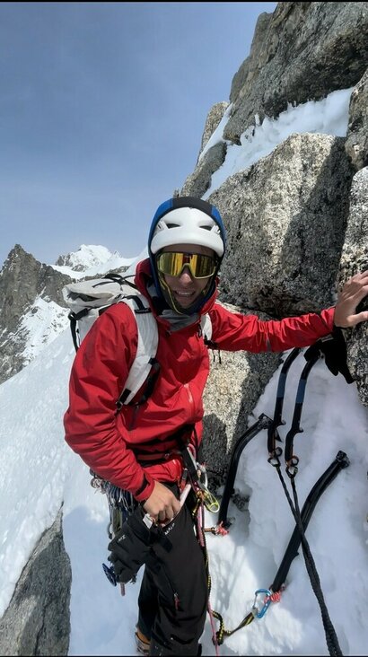 À l'avant dernier relai de la voie Coeur de Géant, lors de sa première répétition, en face nord de la Dent du Géant, massif du Mont-Blanc. À l'avant dernier relai de la voie Coeur de Géant, lors de sa première répétition, en face nord de la Dent du Géant, massif du Mont-Blanc.