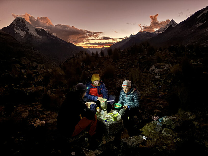 Amaury Fouillade, Annabelle Bouchardon et Mathieu Detrie au camp de base avant leur ascension au Taullijaru 	 Amaury Fouillade, Annabelle Bouchardon et Mathieu Detrie au camp de base avant leur ascension au Taullijaru