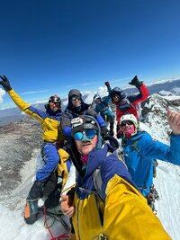 A droite arrivée au sommet Oschapalca (5 888m) Annabelle Bouchardon, Amaury Fouillade, Clovis Paulin, Martin de Truchis, Victor Garcin, Mathieu Detrie. A droite arrivée au sommet Oschapalca (5 888m) Annabelle Bouchardon, Amaury Fouillade, Clovis Paulin, Martin de Truchis, Victor Garcin, Mathieu Detrie.